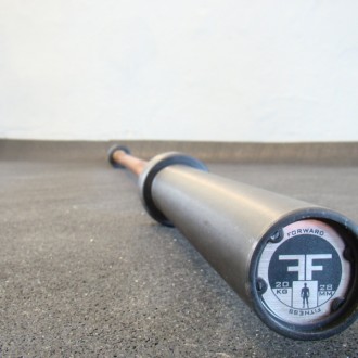 Olympijsk&aacute; vzpěračsk&aacute; osa 20 kg čern&aacute;