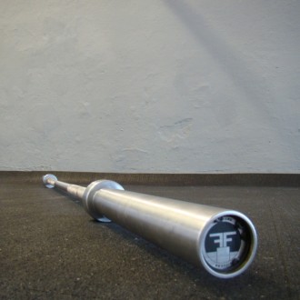 Olympijsk&aacute; vzpěračsk&aacute; osa 20 kg stř&iacute;brn&aacute;