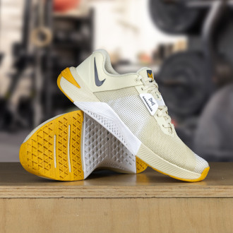 P&aacute;nsk&eacute; boty na CrossFit Nike Metcon 10 - b&eacute;žov&aacute;-b&iacute;l&aacute;-oranžov&aacute;